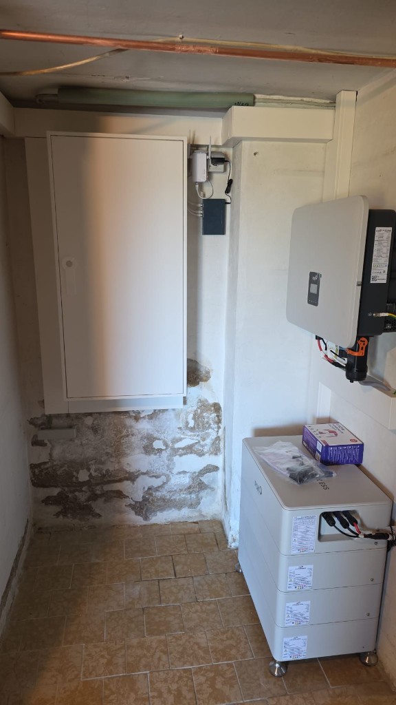 Referenzprojekt Technikraum · Wechselrichter & Speicher in Oberursel